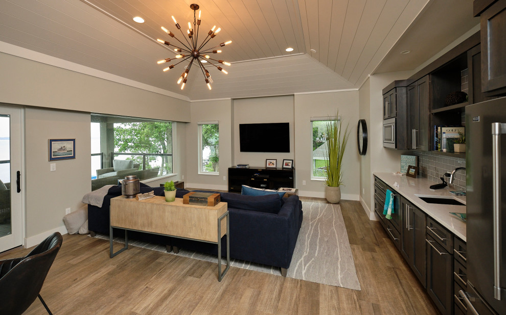 Esempio di un grande soggiorno con pareti grigie, pavimento in vinile, TV a parete e pavimento marrone
