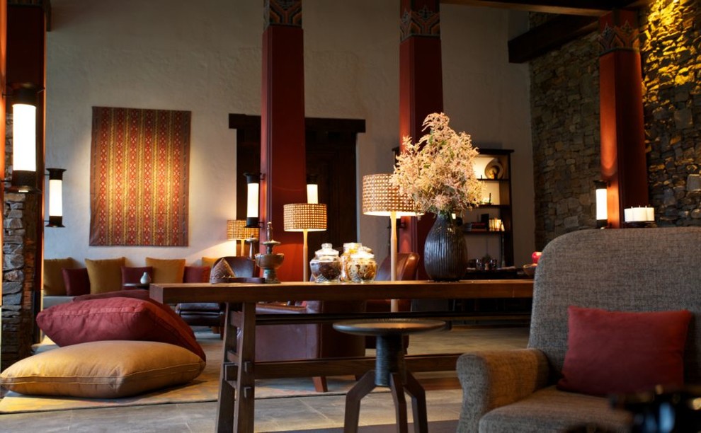 Стильный дизайн: гостиная комната в восточном стиле с светлым паркетным полом и бежевым полом без камина, телевизора - последний тренд