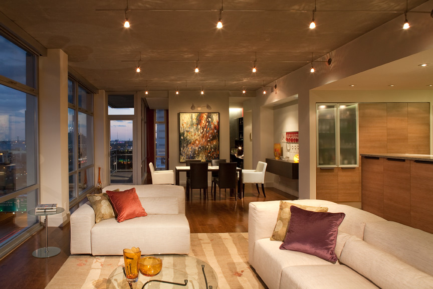 Diseño de salón abierto minimalista grande con suelo de madera en tonos medios