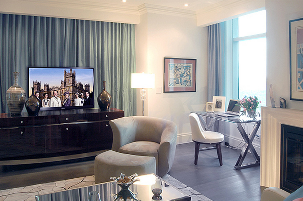 Пример оригинального дизайна: большая открытая гостиная комната в стиле модернизм с белыми стенами, темным паркетным полом, стандартным камином, фасадом камина из штукатурки и скрытым телевизором