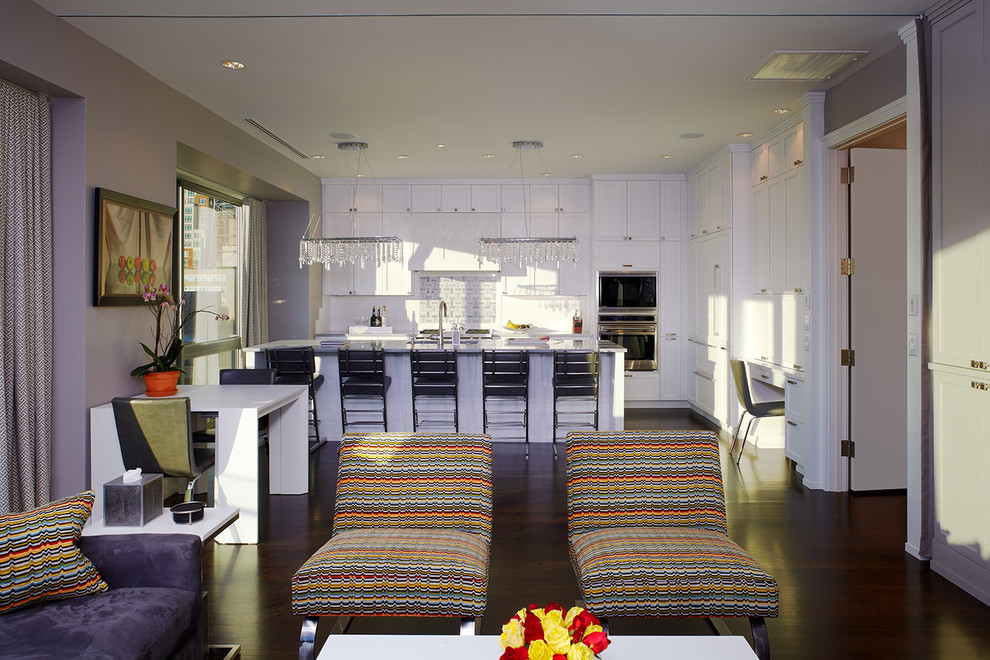 Источник вдохновения для домашнего уюта: открытая гостиная комната в современном стиле с серыми стенами и красивыми шторами