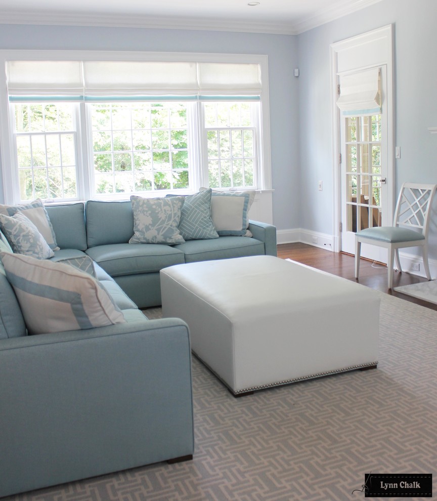 Mittelgroßes, Offenes Modernes Wohnzimmer mit blauer Wandfarbe, Teppichboden und blauem Boden in New York