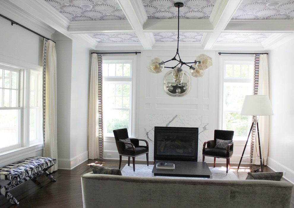 Mittelgroßes Modernes Wohnzimmer mit weißer Wandfarbe, dunklem Holzboden und Kamin in New York