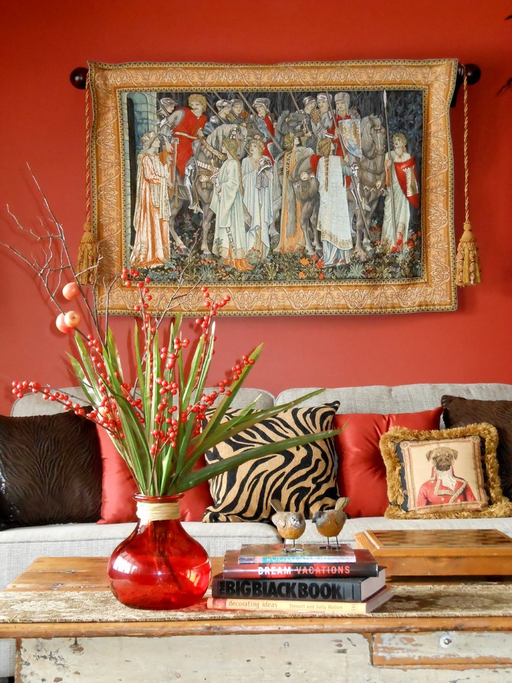オマハにある低価格の中くらいなエクレクティックスタイルのおしゃれなLDK (赤い壁、カーペット敷き、暖炉なし、テレビなし) の写真