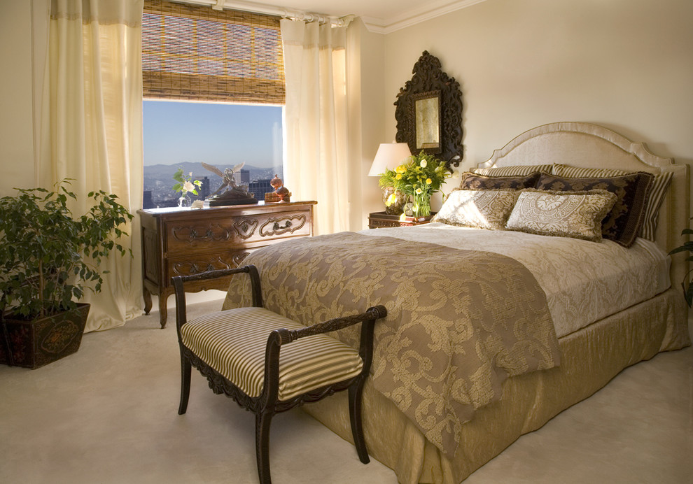 Kleines Stilmix Schlafzimmer mit beiger Wandfarbe und Teppichboden in San Francisco