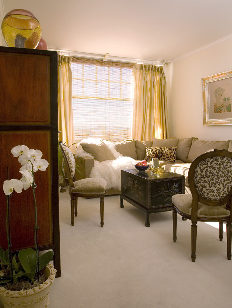 Idee per un piccolo soggiorno eclettico chiuso con sala formale, pareti beige e moquette