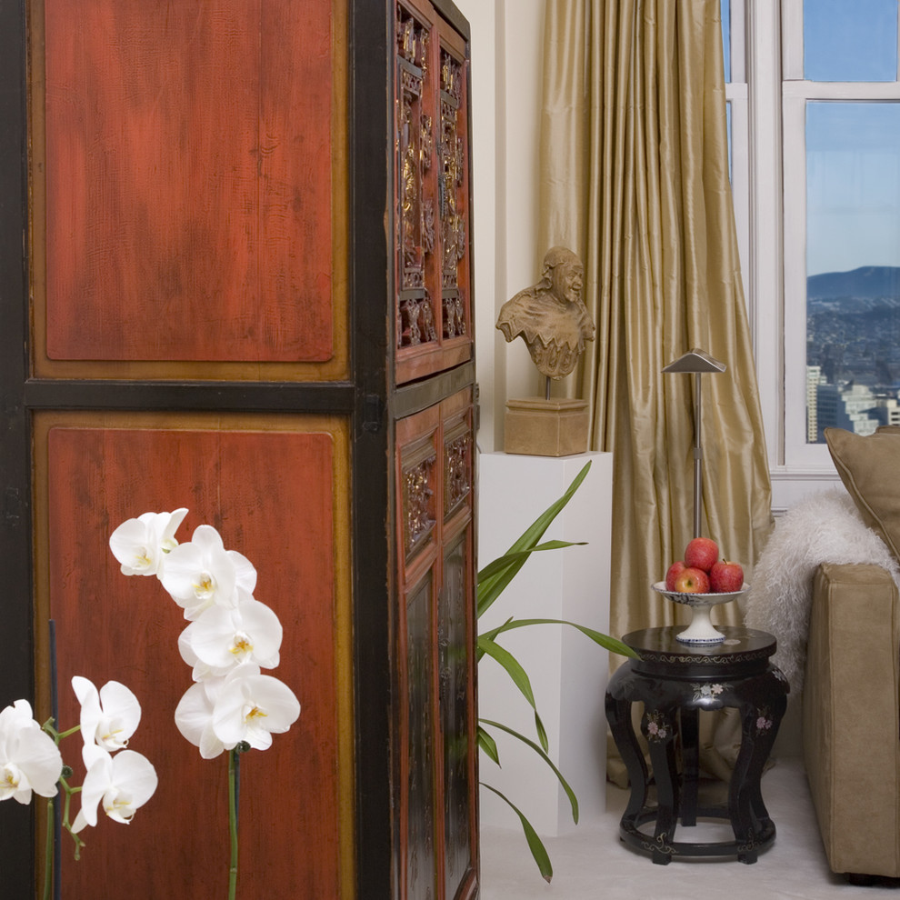 Immagine di un piccolo soggiorno bohémian chiuso con sala formale, pareti bianche e moquette