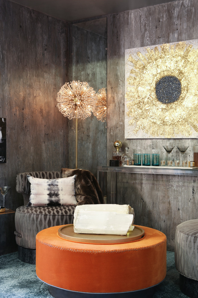 На фото: изолированная гостиная комната среднего размера в стиле модернизм с разноцветными стенами, ковровым покрытием, домашним баром и серым полом без камина, телевизора с