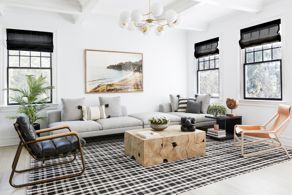 Repräsentatives, Fernseherloses Klassisches Wohnzimmer ohne Kamin mit weißer Wandfarbe, hellem Holzboden und beigem Boden