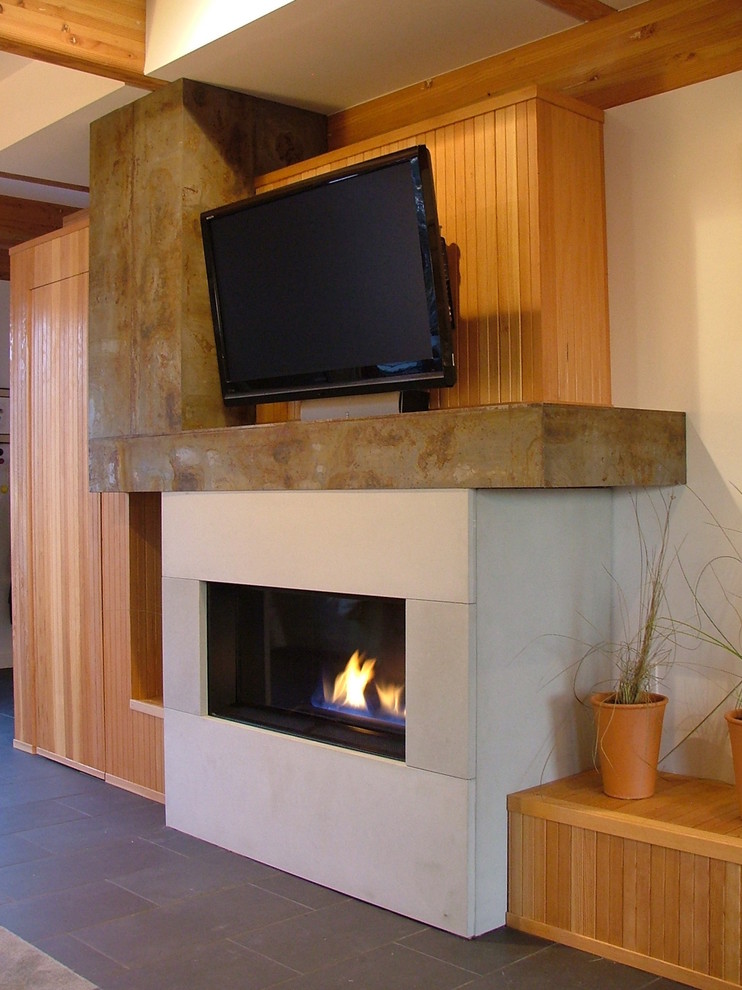 シアトルにある中くらいなコンテンポラリースタイルのおしゃれなリビング (マルチカラーの壁、磁器タイルの床、横長型暖炉、石材の暖炉まわり、壁掛け型テレビ) の写真