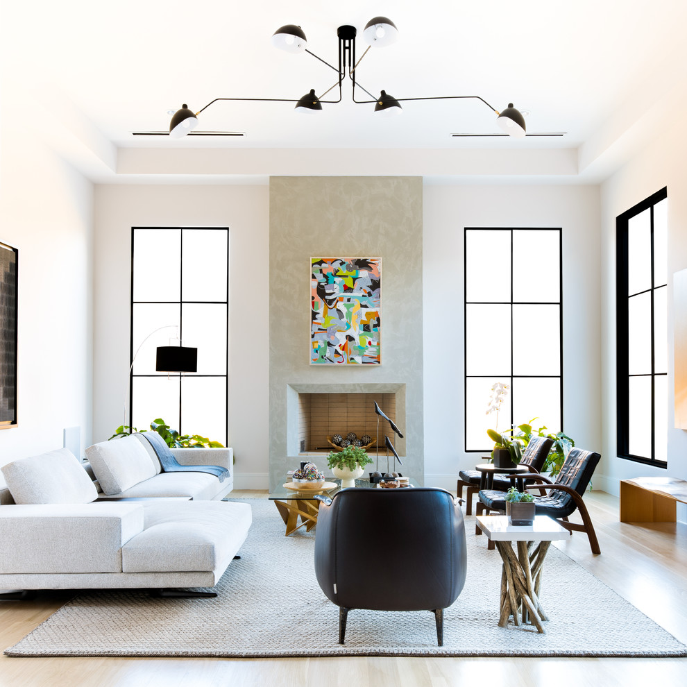 Modernes Wohnzimmer mit weißer Wandfarbe, hellem Holzboden, Kamin und beigem Boden in Dallas