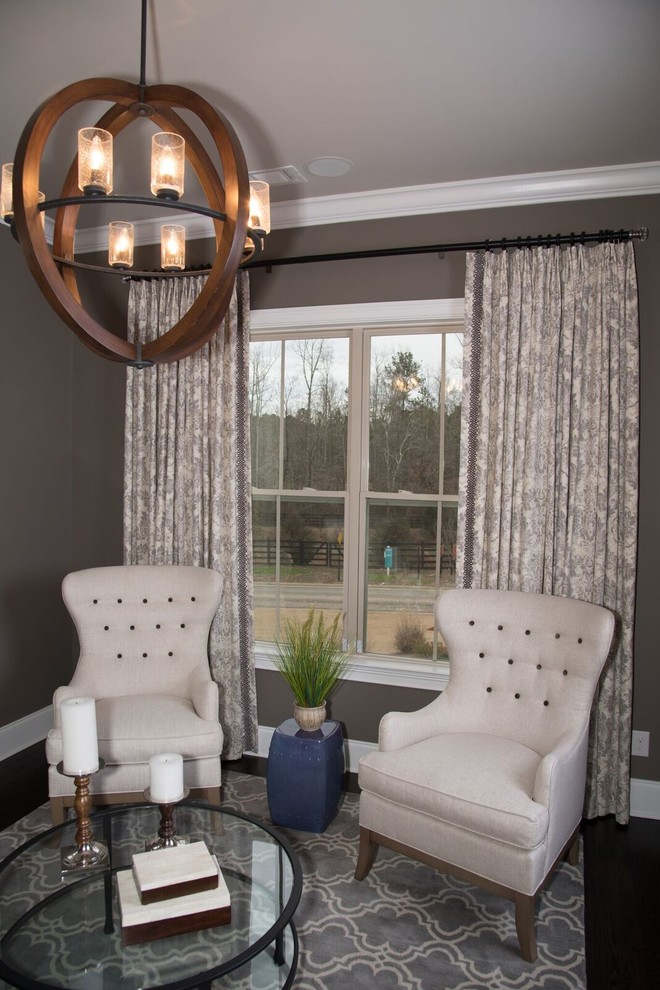 Esempio di un soggiorno minimal di medie dimensioni con pareti grigie, sala formale, parquet scuro e pavimento marrone