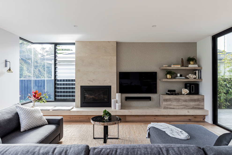 Großes, Offenes Modernes Wohnzimmer mit beiger Wandfarbe, braunem Holzboden, Kamin, Kaminumrandung aus Metall und TV-Wand in Sydney