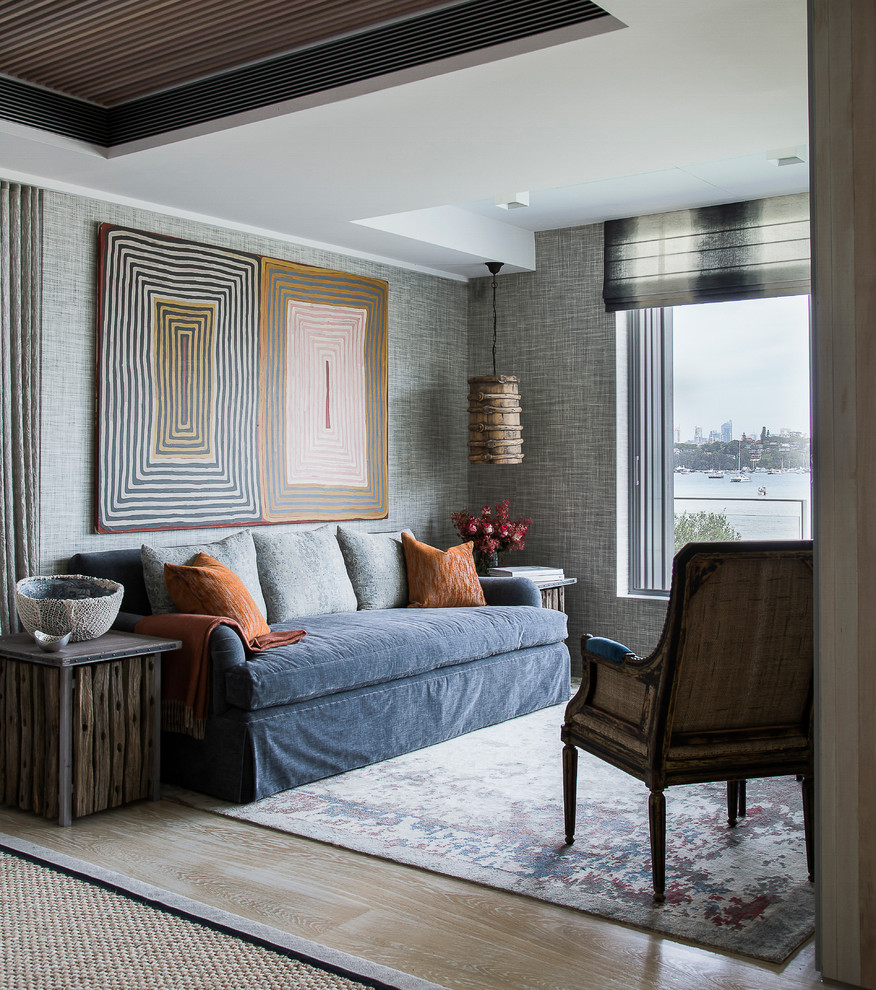 Offenes, Repräsentatives, Mittelgroßes Modernes Wohnzimmer mit grauer Wandfarbe und hellem Holzboden in Sydney