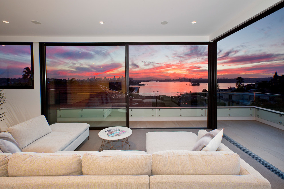 Repräsentatives Modernes Wohnzimmer mit weißer Wandfarbe und braunem Boden in Sydney