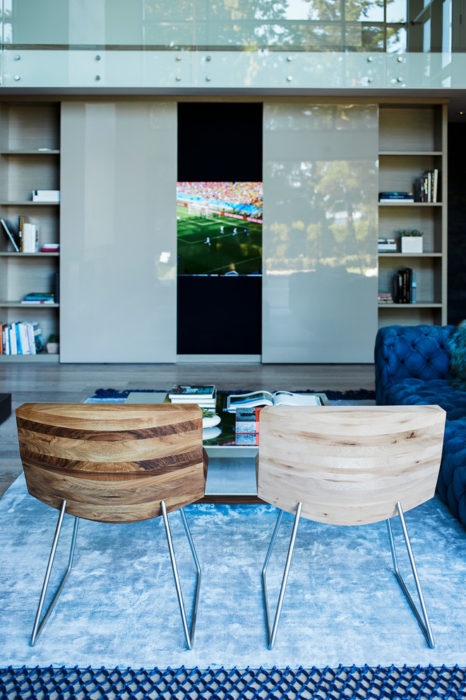 Mittelgroßes, Offenes Modernes Wohnzimmer mit weißer Wandfarbe, hellem Holzboden und verstecktem TV in Vancouver