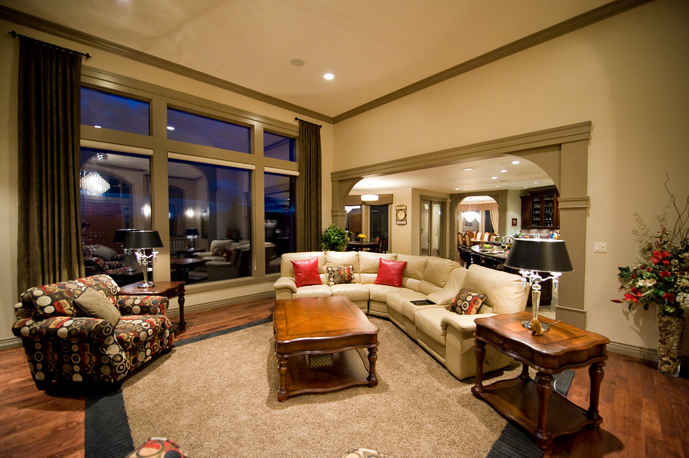 Mittelgroßes, Offenes Modernes Wohnzimmer mit beiger Wandfarbe, braunem Holzboden, Kamin, Kaminumrandung aus Holz und TV-Wand in Vancouver