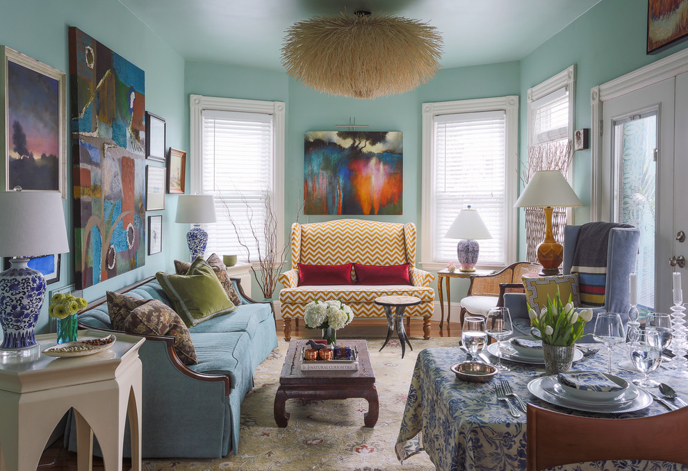 Imagen de salón para visitas abierto bohemio de tamaño medio sin televisor y chimenea con paredes azules y suelo de madera en tonos medios