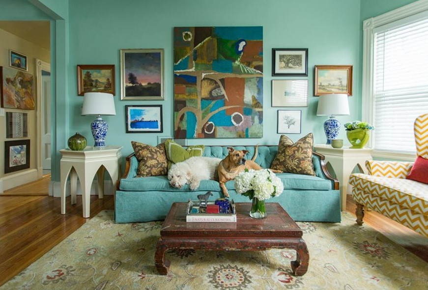 Mittelgroßes, Repräsentatives, Fernseherloses, Abgetrenntes Eklektisches Wohnzimmer ohne Kamin mit blauer Wandfarbe und braunem Holzboden in Boston