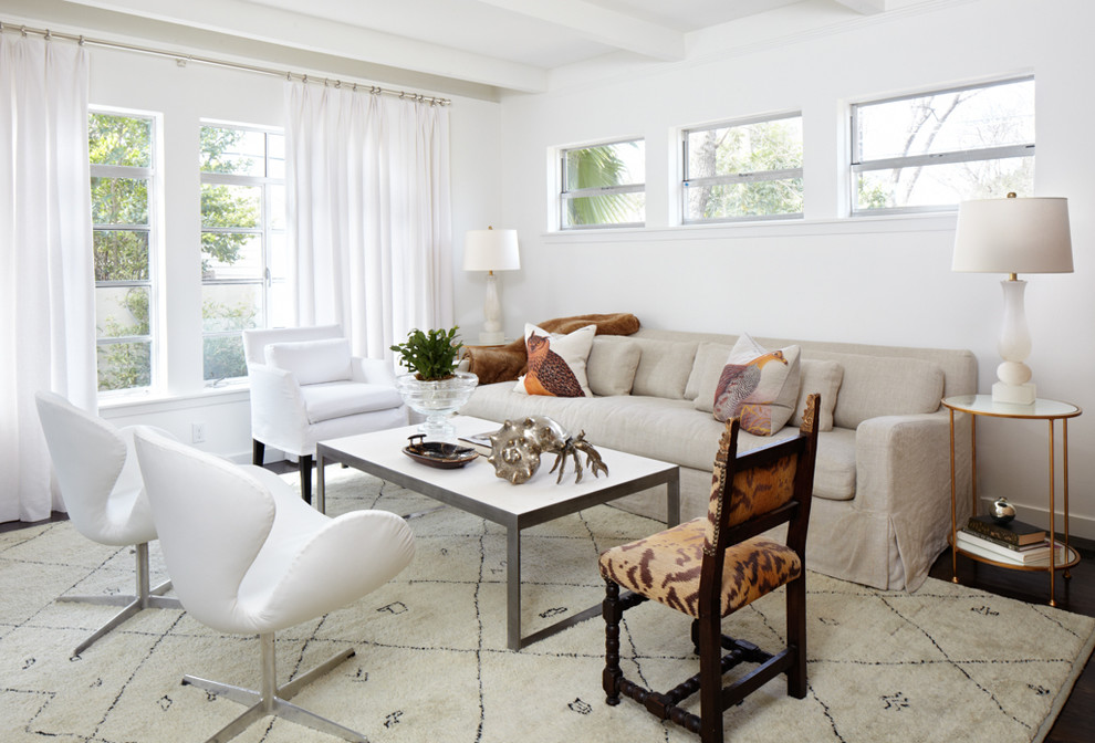 Свежая идея для дизайна: гостиная комната среднего размера в стиле ретро с белыми стенами - отличное фото интерьера