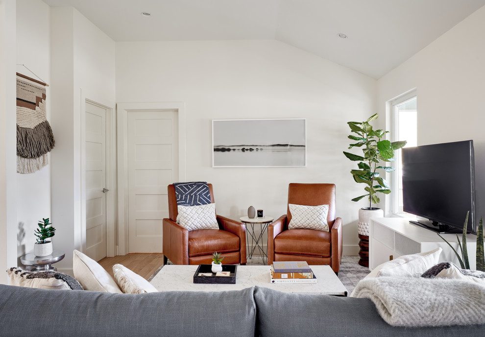 Idée de décoration pour une petite salle de séjour minimaliste fermée avec un sol en bois brun, aucune cheminée et un téléviseur indépendant.