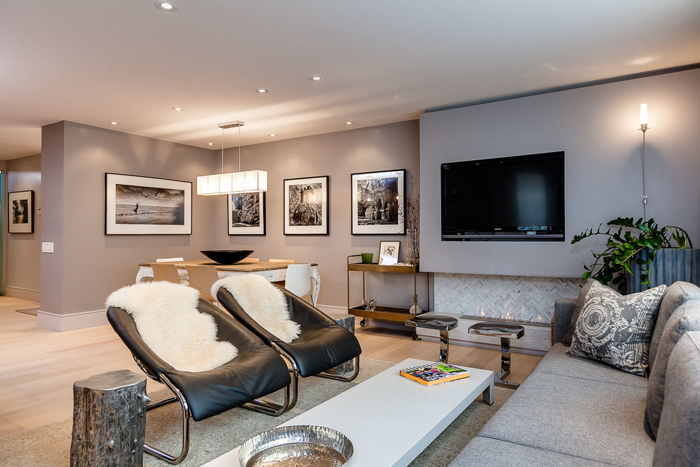 На фото: открытая, парадная гостиная комната среднего размера в современном стиле с серыми стенами, светлым паркетным полом, горизонтальным камином, фасадом камина из плитки и телевизором на стене