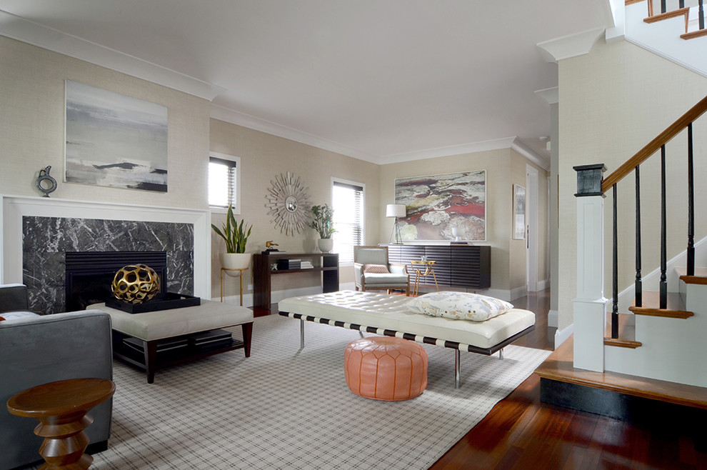 Cette image montre un grand salon minimaliste ouvert avec une salle de réception, un mur beige, un sol en bois brun, une cheminée standard, un manteau de cheminée en pierre, aucun téléviseur et un sol rouge.