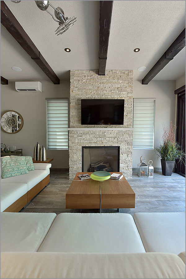 Идея дизайна: огромная парадная, изолированная гостиная комната в стиле неоклассика (современная классика) с бежевыми стенами, полом из керамогранита, стандартным камином, фасадом камина из камня и серым полом без телевизора