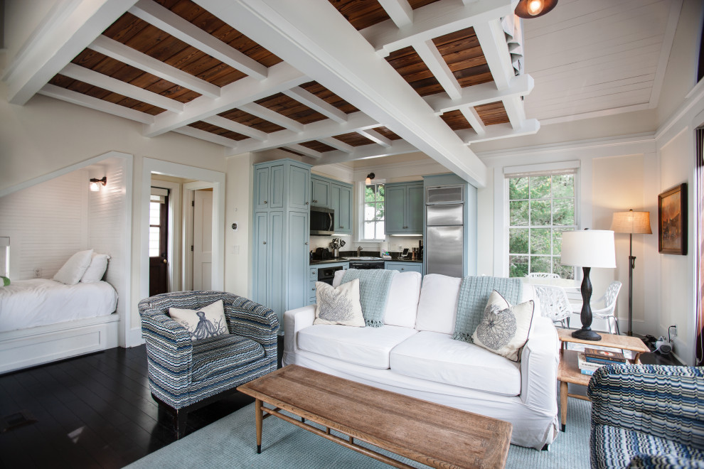 Пример оригинального дизайна: открытая гостиная комната в морском стиле с бежевыми стенами, темным паркетным полом, коричневым полом и деревянным потолком