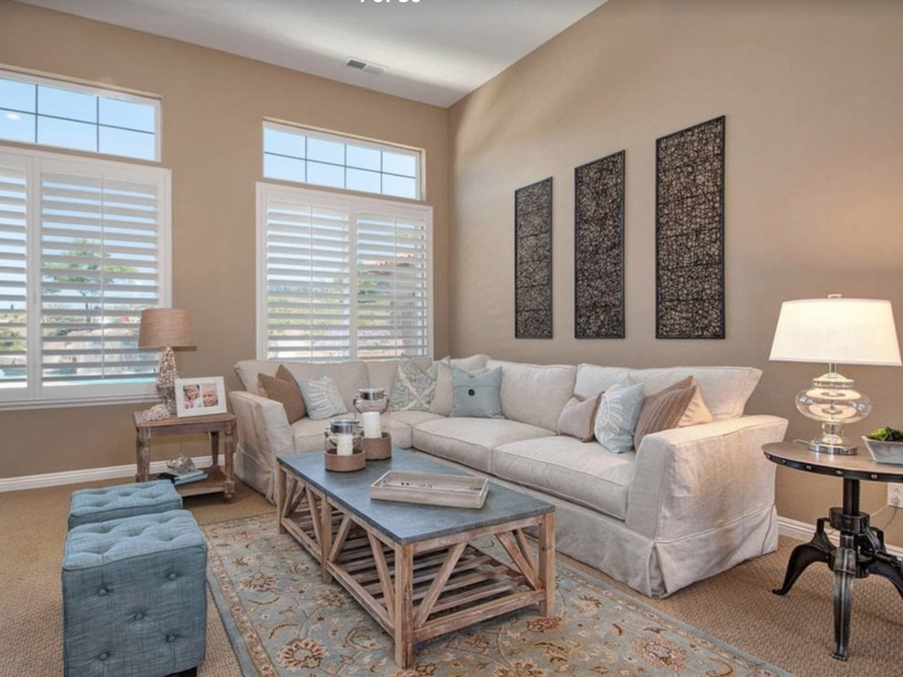 Mittelgroßes, Repräsentatives, Offenes, Fernseherloses Maritimes Wohnzimmer ohne Kamin mit brauner Wandfarbe, hellem Holzboden und braunem Boden in San Diego