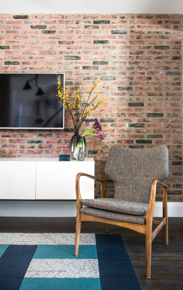 Imagen de salón abierto urbano de tamaño medio con paredes blancas, suelo de madera oscura y televisor colgado en la pared