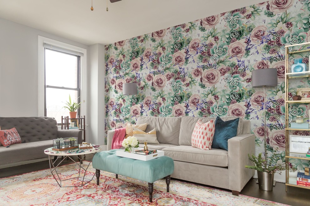 На фото: изолированная гостиная комната среднего размера в стиле неоклассика (современная классика) с разноцветными стенами, ковровым покрытием и акцентной стеной
