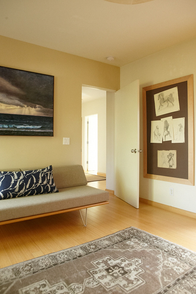 Immagine di un soggiorno minimalista chiuso con pareti beige