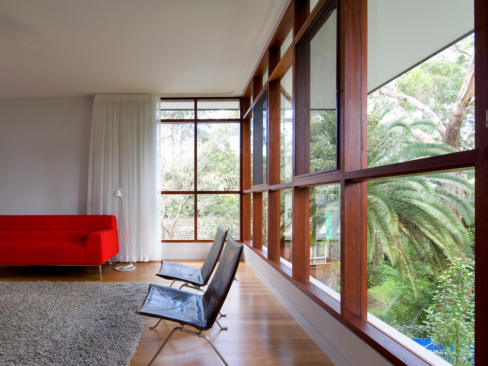 Esempio di un soggiorno minimal con pareti bianche e pavimento in legno massello medio