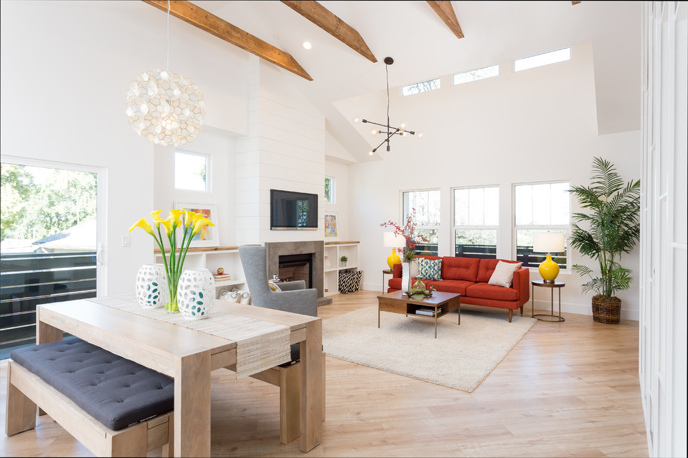 Mittelgroßes, Offenes Modernes Wohnzimmer mit weißer Wandfarbe, hellem Holzboden, TV-Wand, Kamin und Kaminumrandung aus Beton in Phoenix