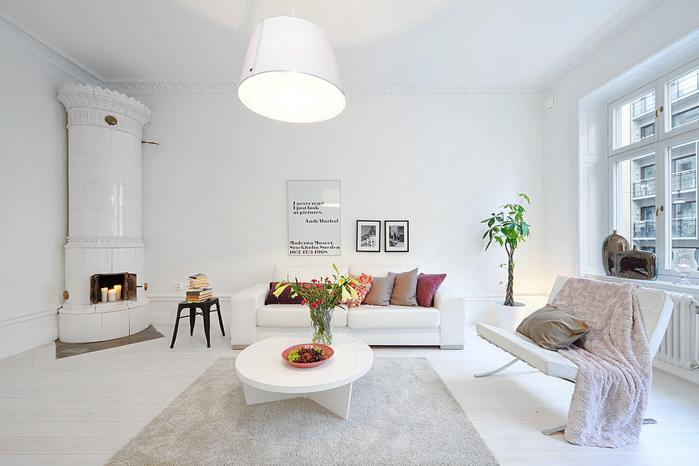 Идея дизайна: огромная парадная, открытая гостиная комната в скандинавском стиле с белыми стенами и деревянным полом без камина, телевизора