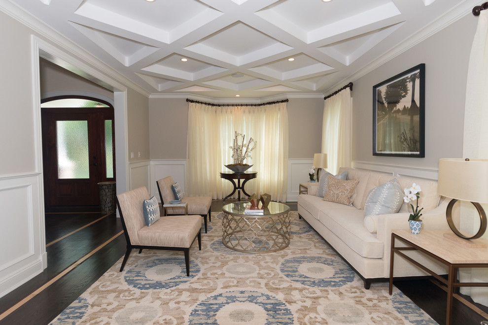 Diseño de salón para visitas abierto clásico renovado de tamaño medio sin televisor con paredes beige, suelo de madera oscura y suelo marrón