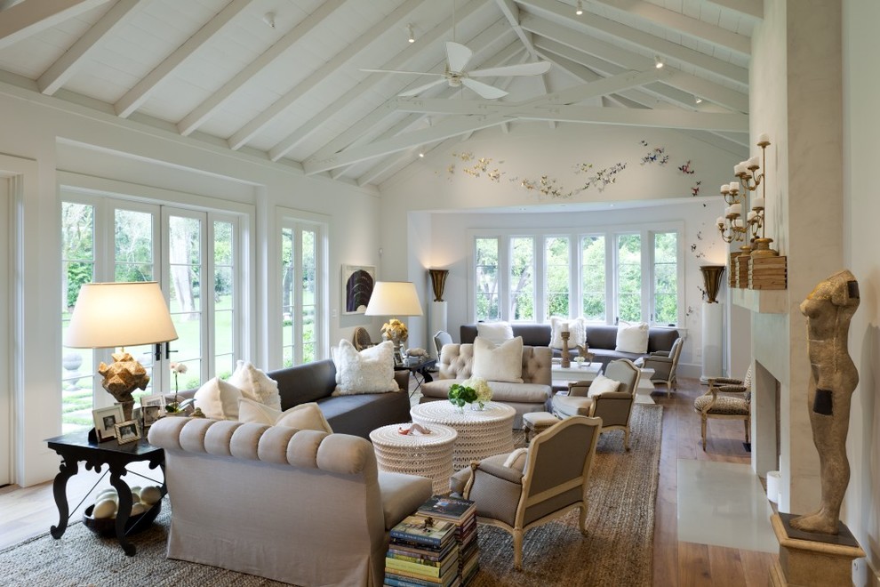 Repräsentatives, Fernseherloses Klassisches Wohnzimmer mit weißer Wandfarbe, braunem Holzboden und Kamin in San Francisco