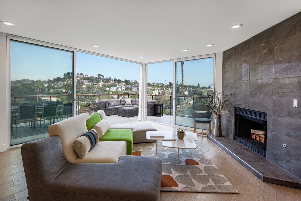 Mittelgroßes, Repräsentatives, Offenes Modernes Wohnzimmer mit Kamin und Kaminumrandung aus Stein in Los Angeles