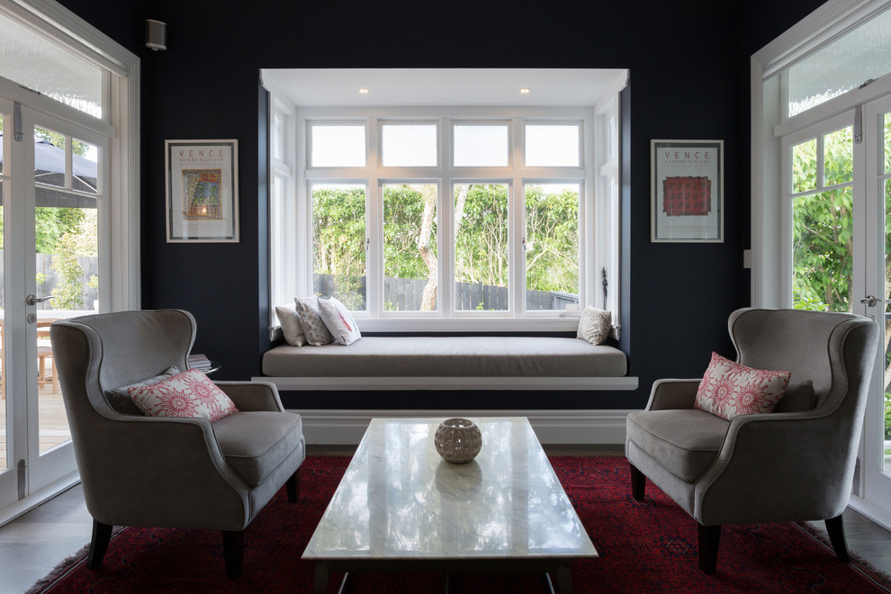 Fernseherloses Klassisches Wohnzimmer ohne Kamin mit grauer Wandfarbe in Auckland
