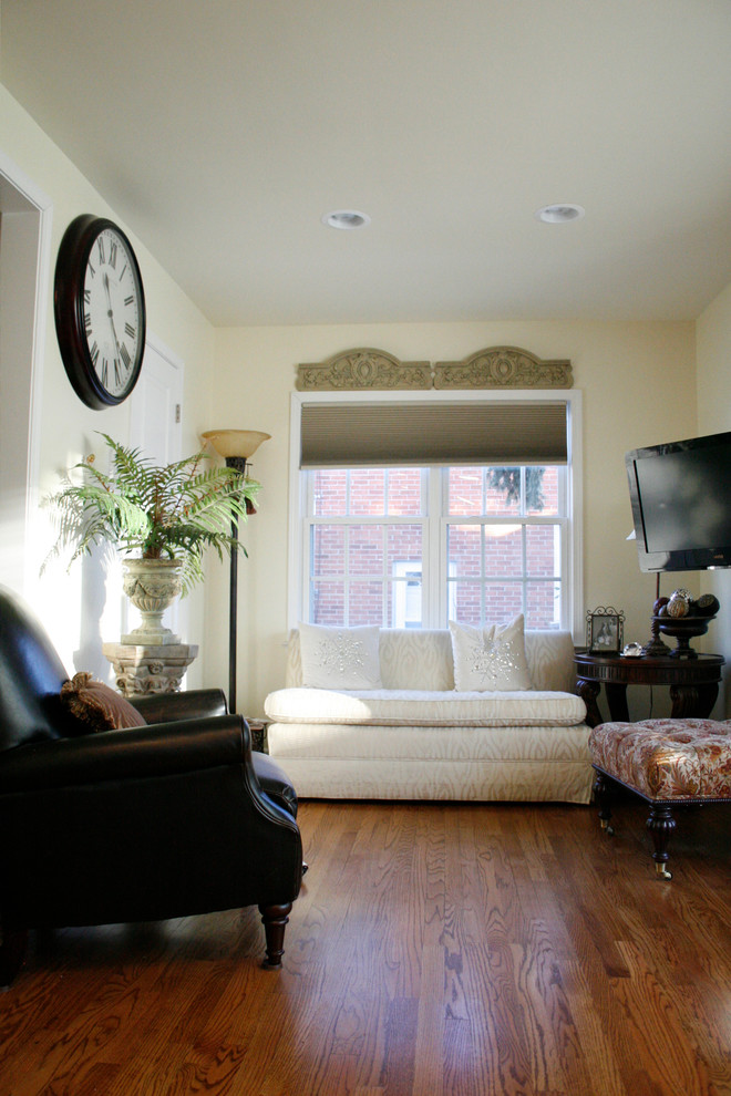 Elegant living room photo in Detroit