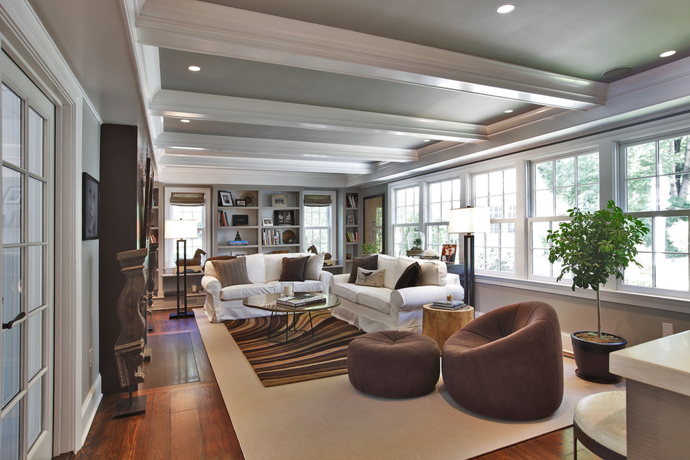 Mittelgroßes, Fernseherloses, Offenes Klassisches Wohnzimmer mit grauer Wandfarbe, braunem Holzboden, Kamin und Kaminumrandung aus Stein in New York