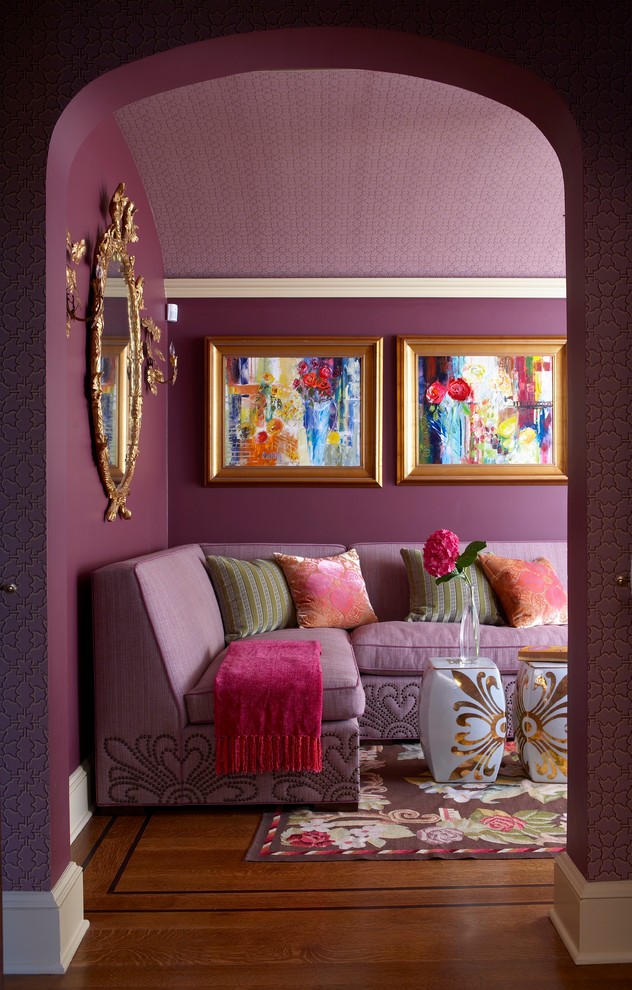 Mittelgroßes, Repräsentatives, Abgetrenntes Klassisches Wohnzimmer ohne Kamin mit lila Wandfarbe, dunklem Holzboden und braunem Boden in New York