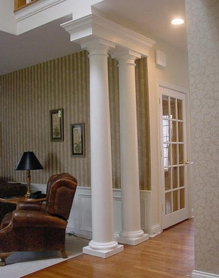 Свежая идея для дизайна: большая парадная, изолированная гостиная комната:: освещение в классическом стиле с разноцветными стенами и паркетным полом среднего тона без камина, телевизора - отличное фото интерьера