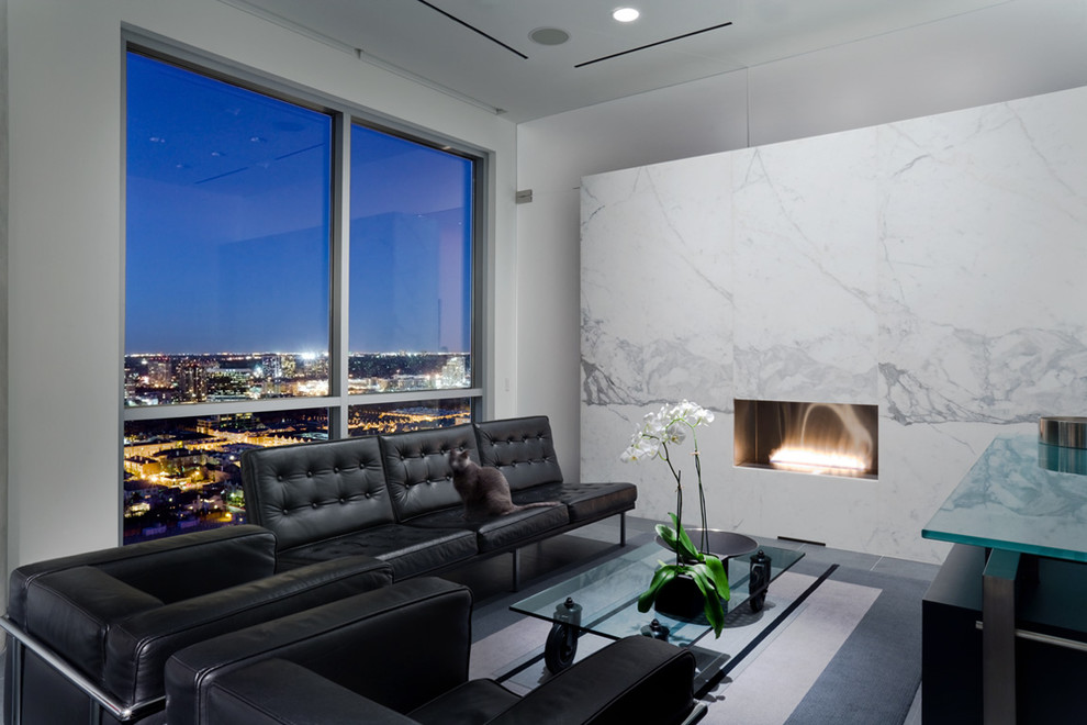 Источник вдохновения для домашнего уюта: гостиная комната в современном стиле с белыми стенами, горизонтальным камином и фасадом камина из камня