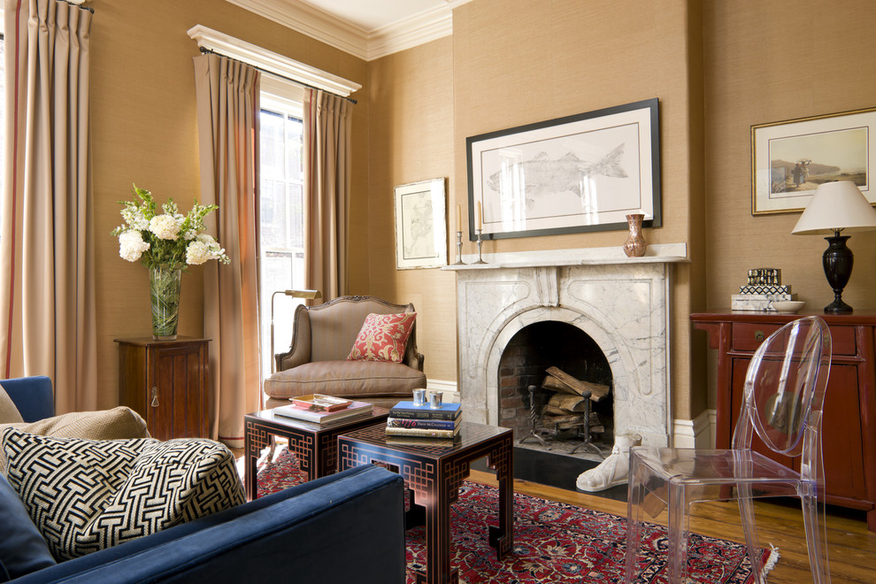 Idee per un soggiorno boho chic con pareti beige, camino classico e tappeto