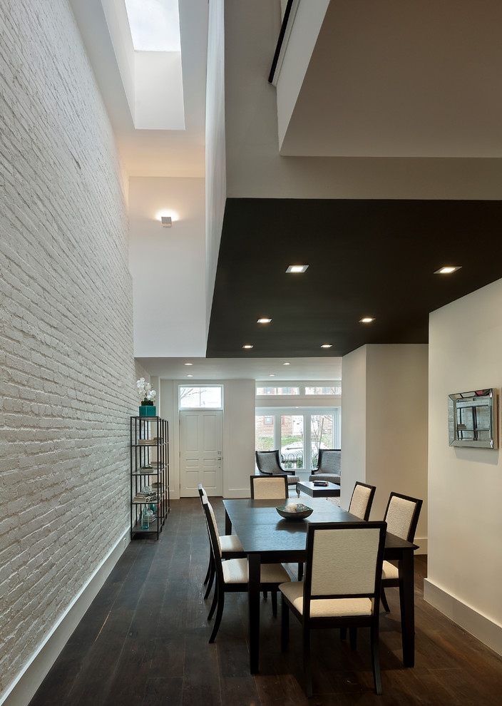 Свежая идея для дизайна: открытая гостиная комната в современном стиле с белыми стенами, темным паркетным полом и коричневым полом - отличное фото интерьера