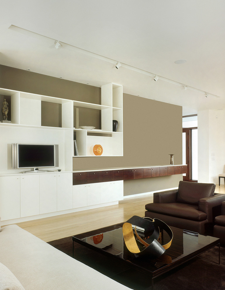 На фото: большая гостиная комната в стиле модернизм с бежевыми стенами и отдельно стоящим телевизором с