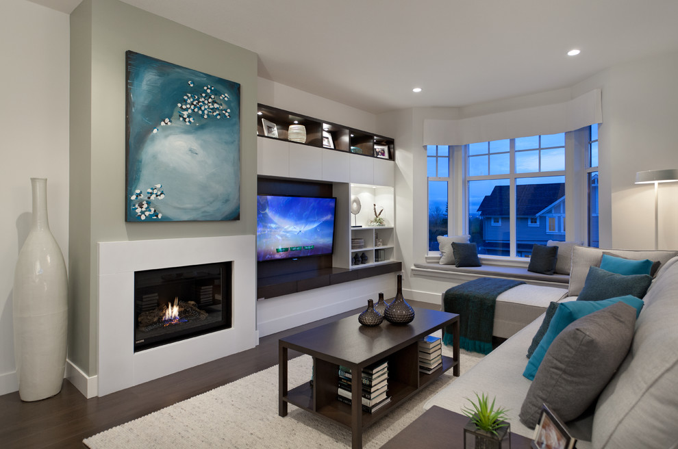 Imagen de salón actual con todas las chimeneas, pared multimedia y alfombra