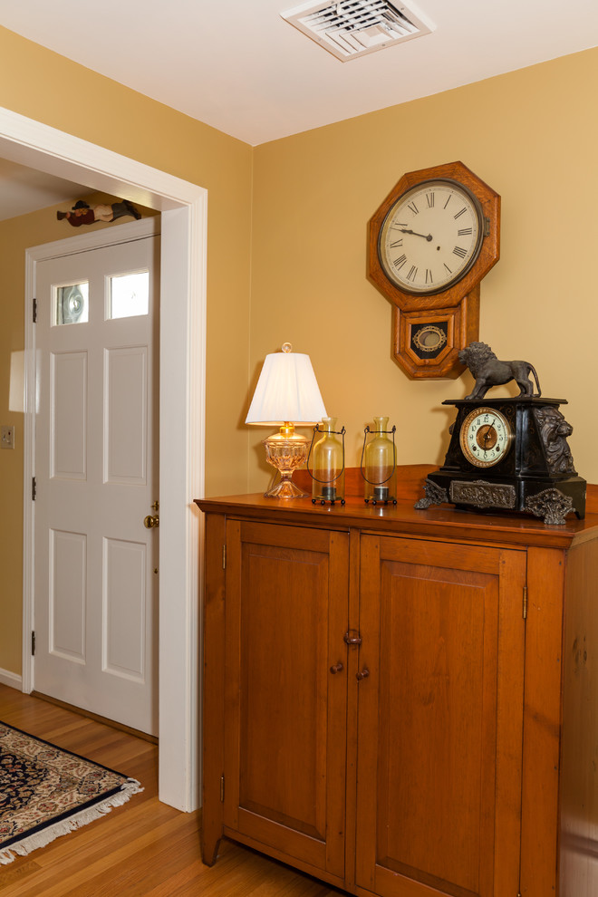 Exempel på ett mellanstort klassiskt separat vardagsrum, med beige väggar och mellanmörkt trägolv